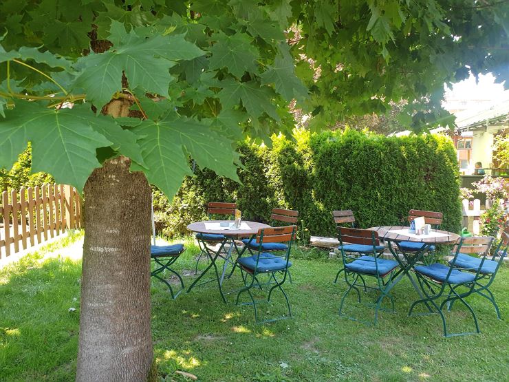 gemütlicher Gast-Garten