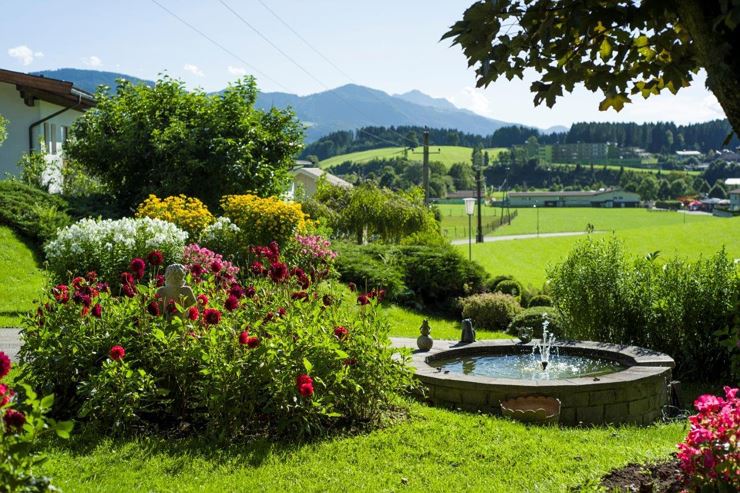 Parkähnlicher Garten mit Blick auf Kurzentrum