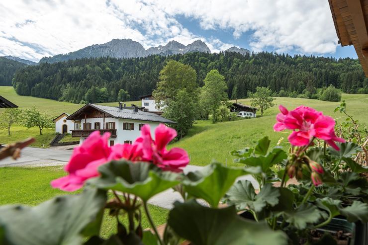 Blick vom Balkon auf den Zahmen Kaiser