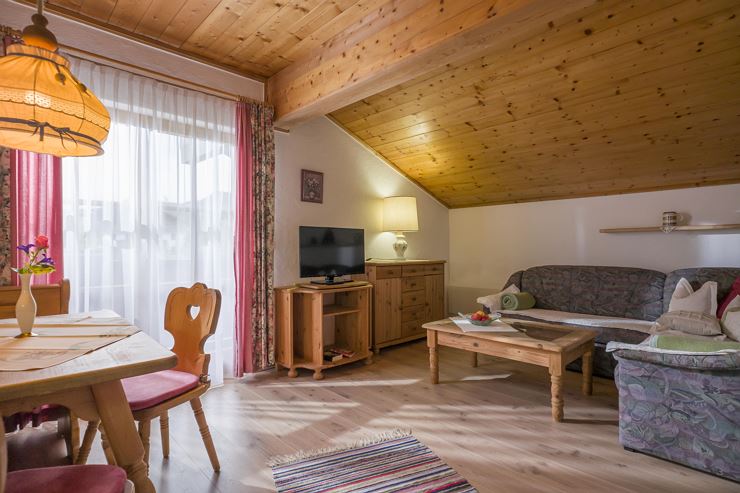Ferienwohnung_Kofler_Ebbs_Fewo_rechts_Wohnzimmer