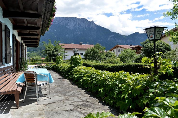 Landhaus Tyrol Ebbs Terrasse im Sommer