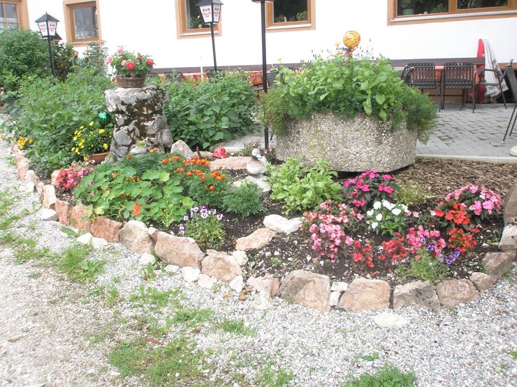 Berggasthof Moosbauer Erl - Garten im Sommer