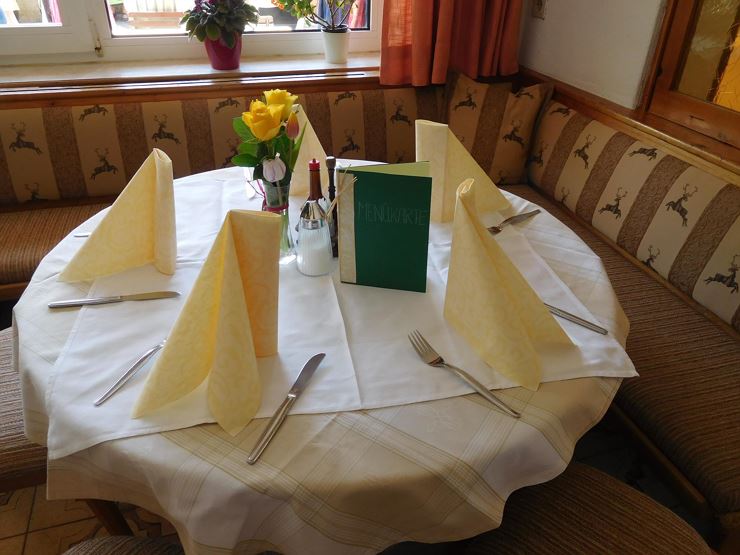 Berggasthof Moosbauer Erl - Tisch im Gasthof