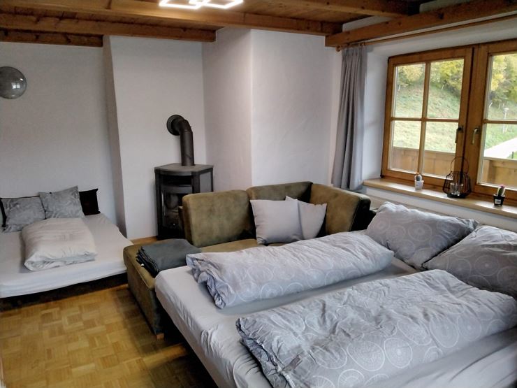 Gr.u. Kl. ausziehbare Couch im Wohnzimmer