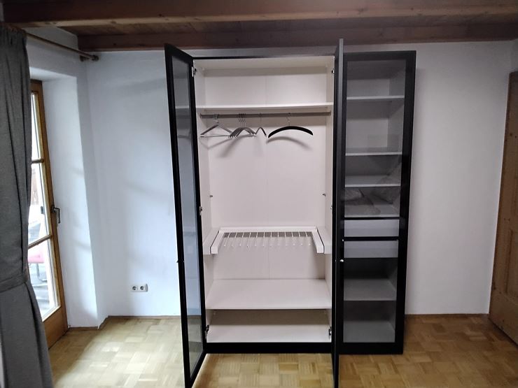 Kleiderschrank im Schlafzimmer