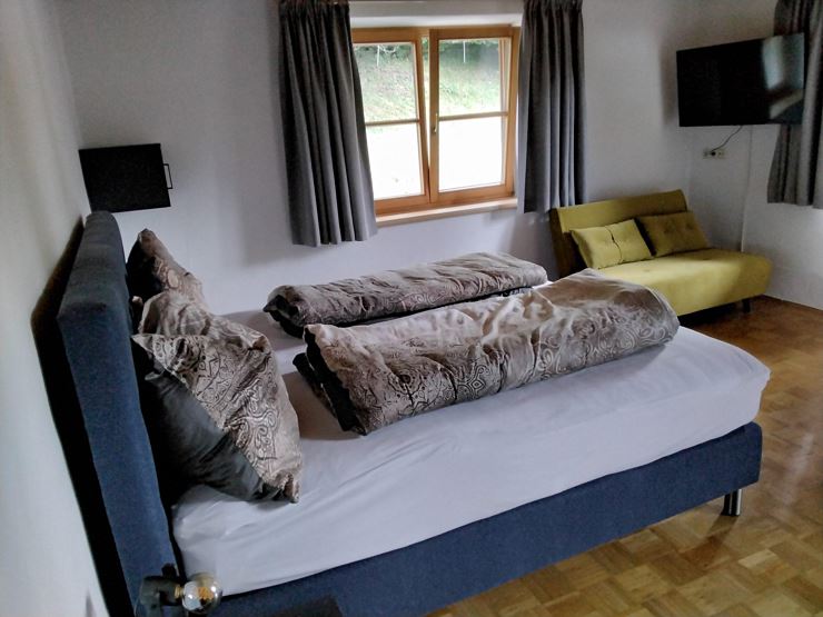Schlafzimmer mit gelben Schlafsofa