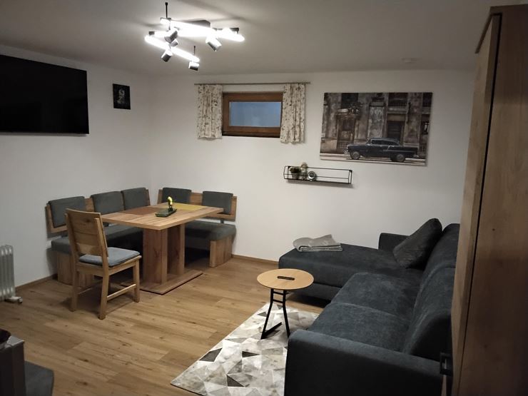 Wohnzimmer mit Küche, Schlafsofa usw.