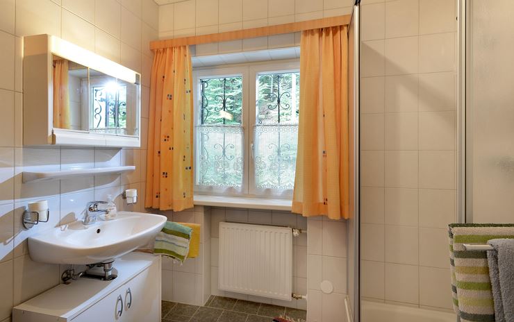 Haus-Marblingerhoehe-Doppelzimmer Bad
