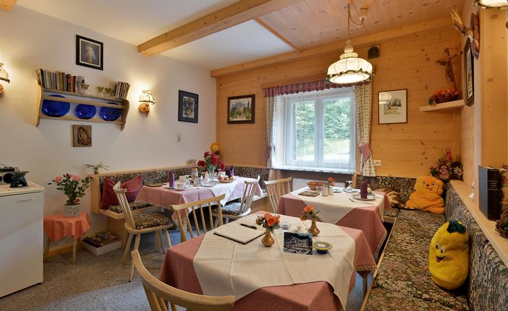 Haus-Marblingerhoehe-Frühstücksraum