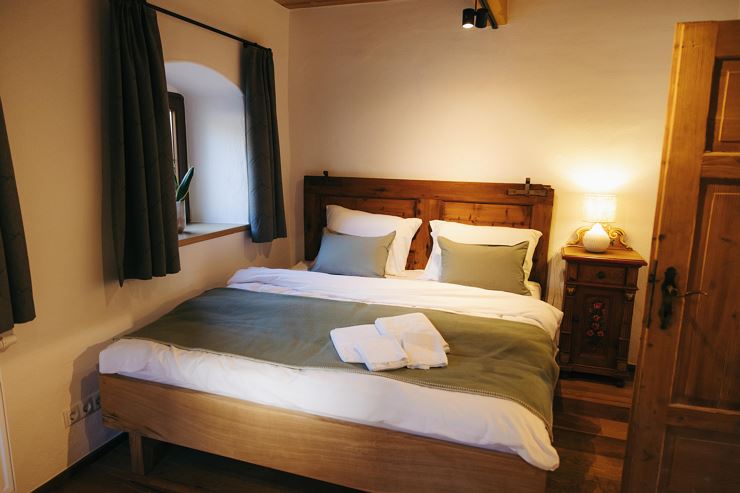 Bett mit alter Küchentür