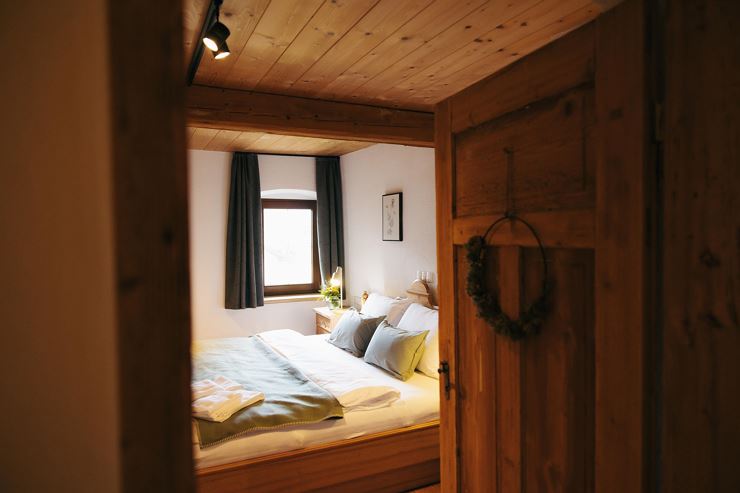 Urige Tür führt ins Schlafzimmer