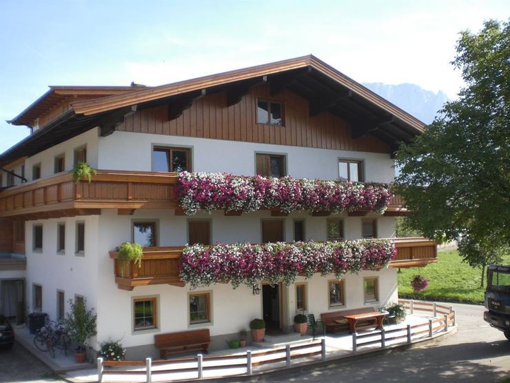 Bauernhof Schmidlhof Niederndorf Haus im Sommer