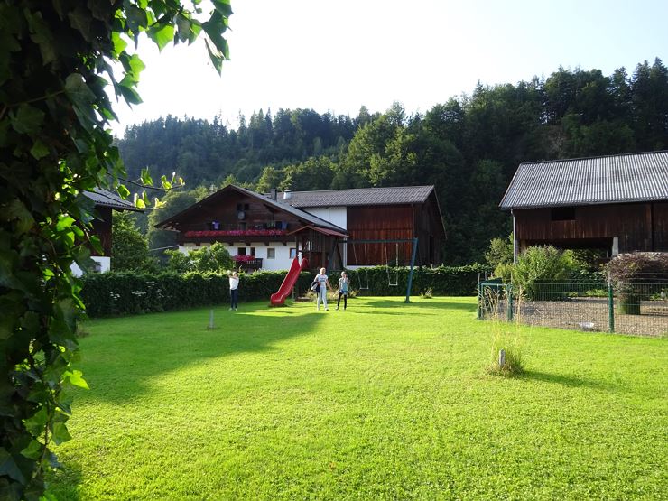 Liegewiese mit Spielplatz