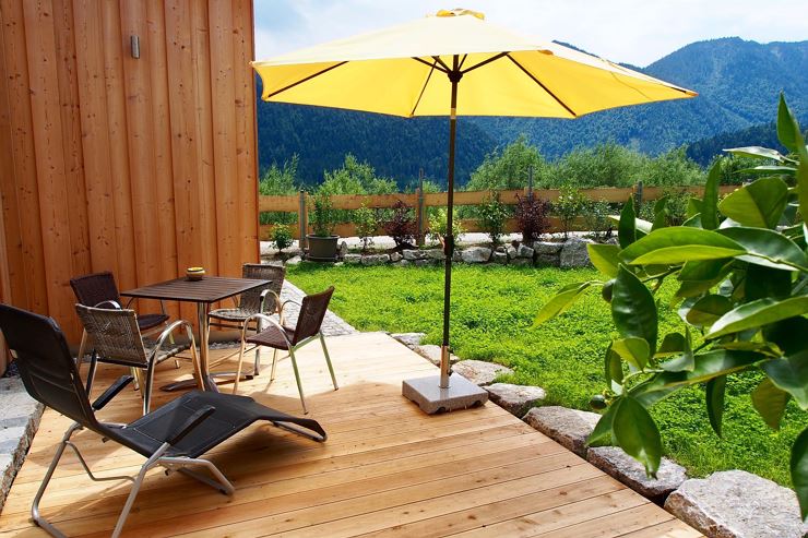 Almflair Chalet Thiersee - Terrasse im Sommer 2