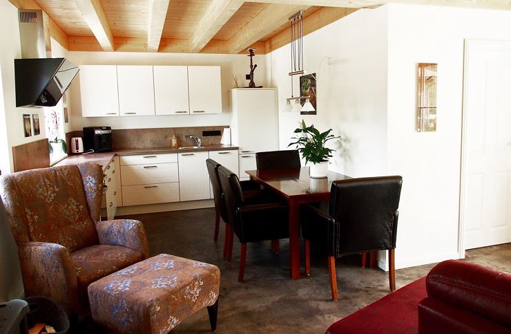 Almflair Chalet Wohnraum und Küche