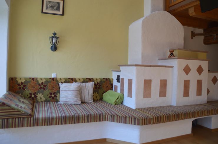 Wohnraum mit Kachelofen im App. Pendlingblick