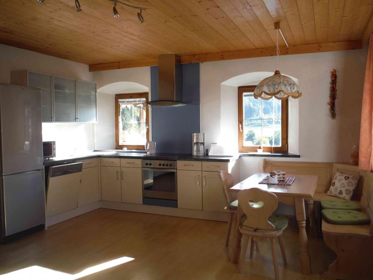 Küche mit Esstisch