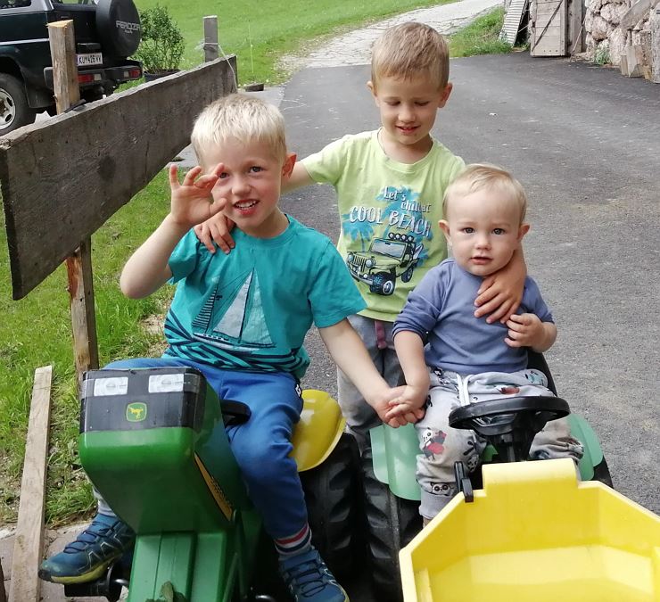 Buben mit Traktor