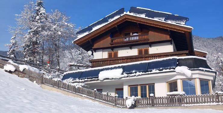Haus am Waldrand_im Winter