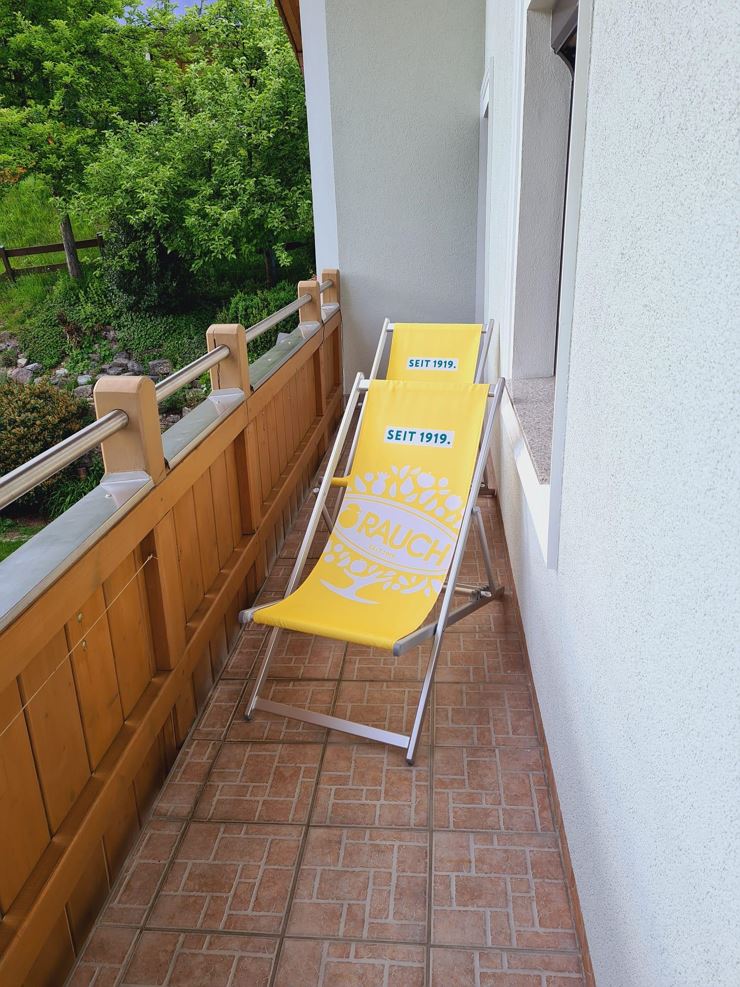 Liegestühle auf dem Balkon