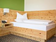 Single room, shower, toilet