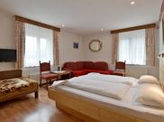 Dreibettzimmer mit Dusche, WC