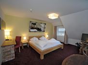 Suite, shower, toilet