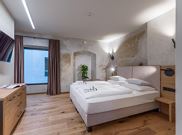 Suite, shower, toilet, wheelchair accessible